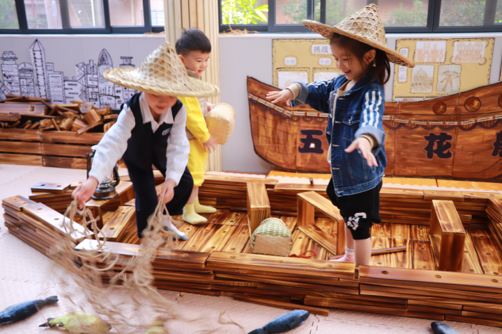 教育质量提升：2.孩子们自主设计、搭建的小渔船.png